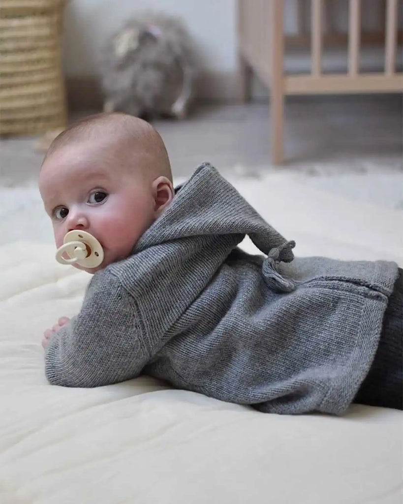 Vue portée du burnous pour bébé en laine et cachemire gris moucheté de la marque Bobine Paris.
