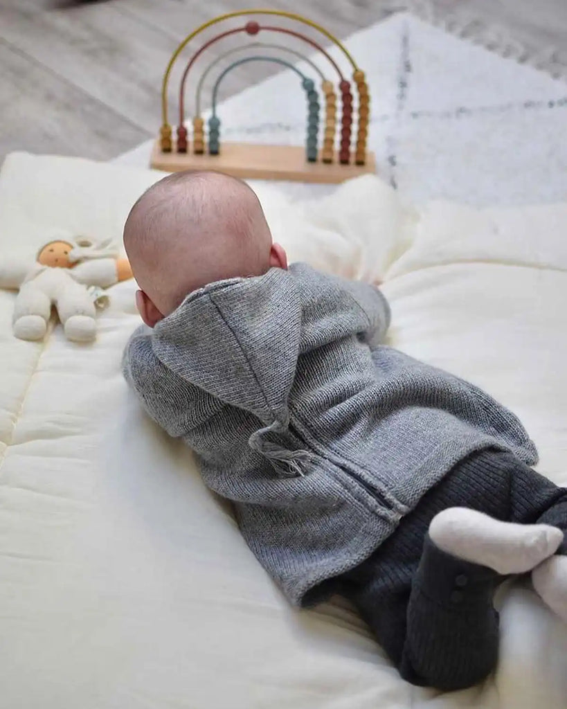 Vue portée de dos du burnous pour bébé en laine et cachemire gris moucheté de la marque Bobine Paris.