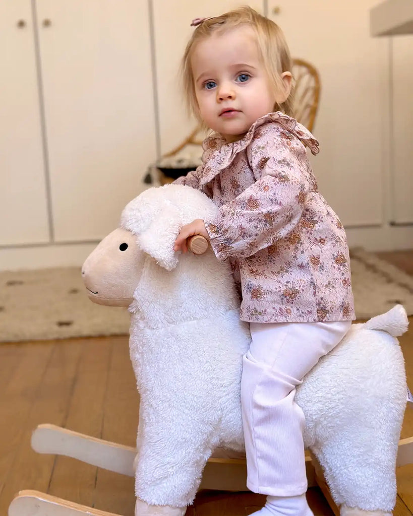 Image d'une petite fille portant le pantalon bébé en velours côtelé de la marque Bobine Paris.