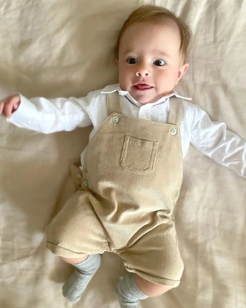 Image portée de la salopette bébé en velours beige de la marque Bobine Paris.