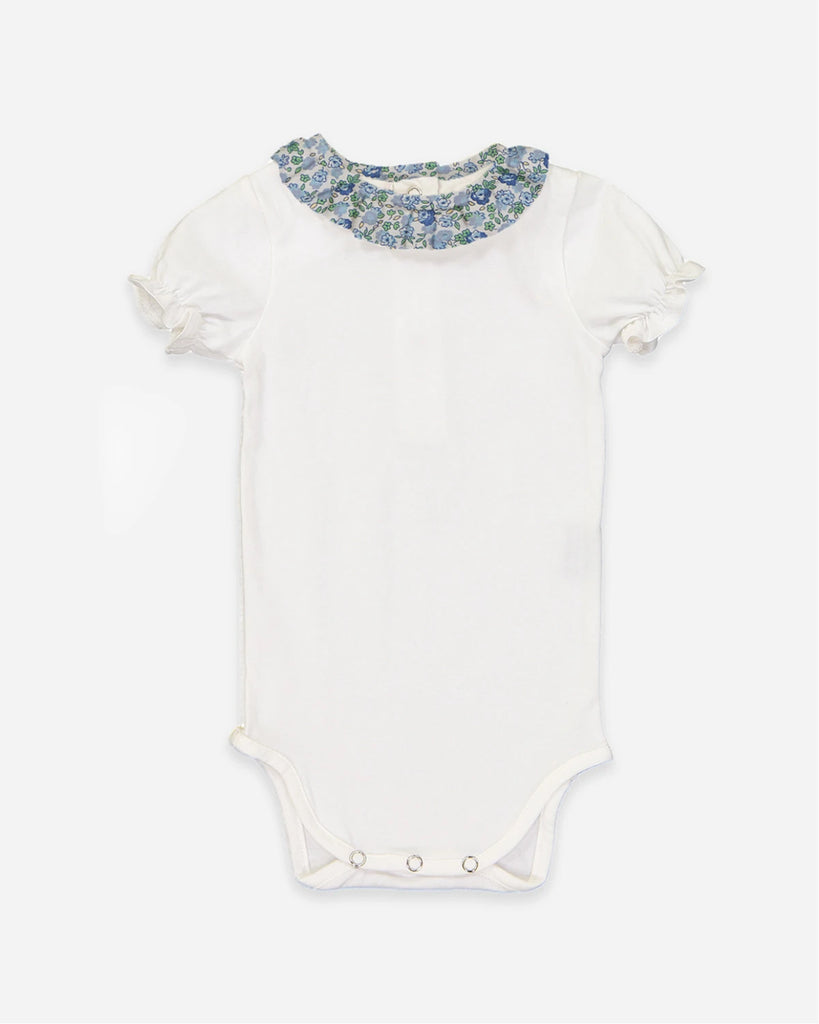 Body pour bébé avec col volanté à fleurs bleues de la marque Bobine Paris.