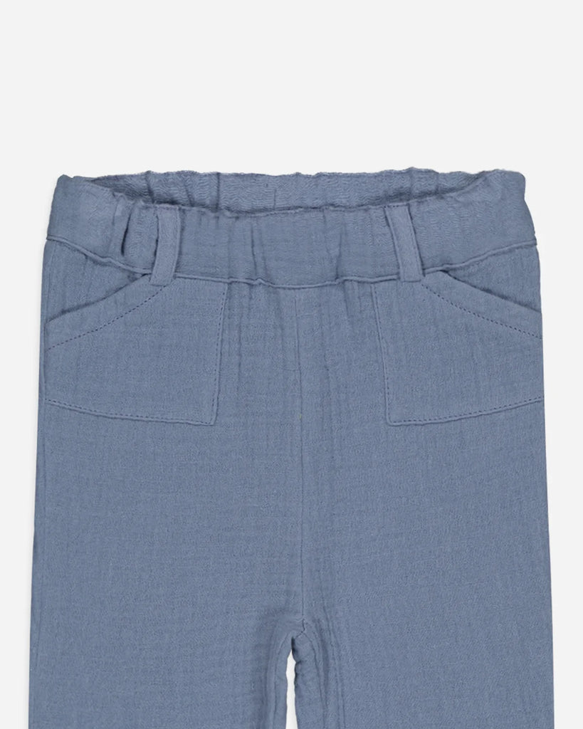 Zoom du pantalon pour bébé en gaze de coton bleu jean de la marque Bobine Paris.