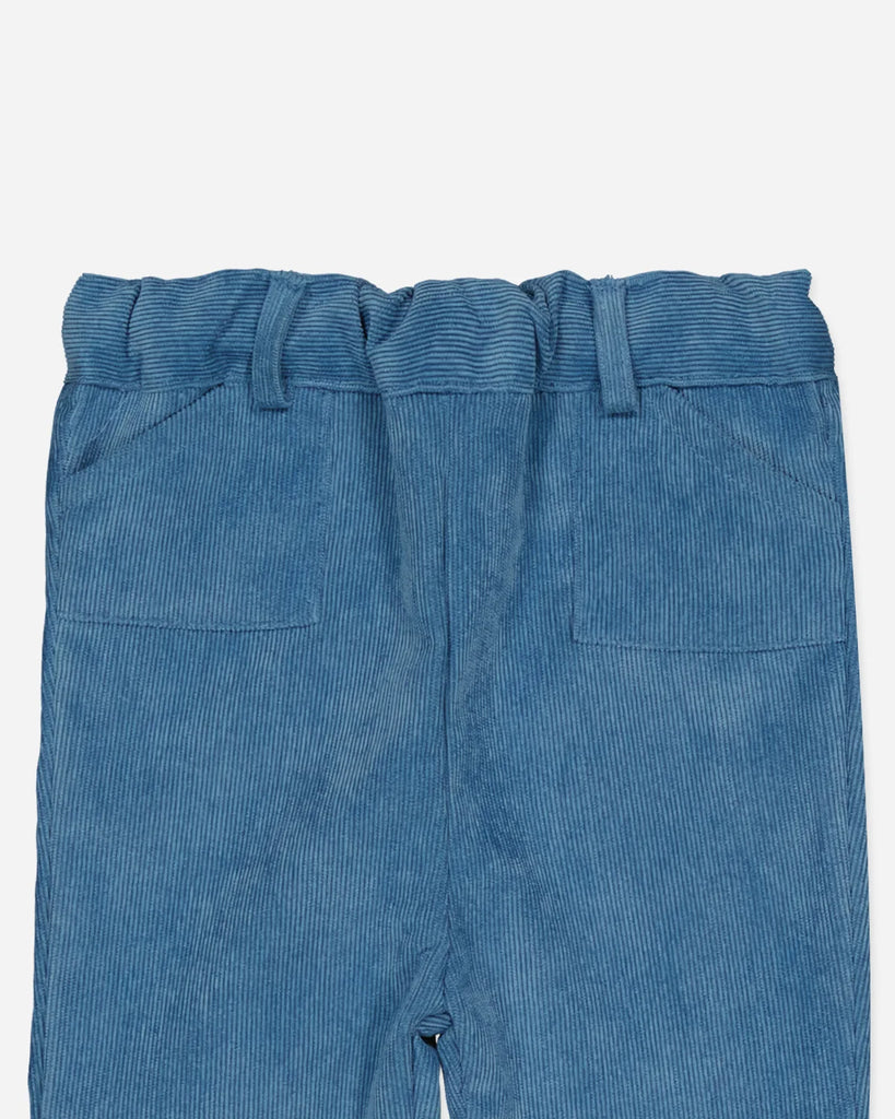 Zoom du pantalon pour bébé en velours côtelé vert bleu de la marque Bobine Paris.