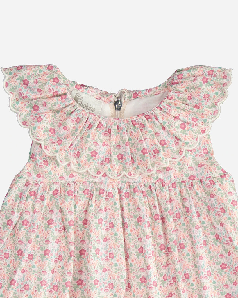 Zoom de la robe pour bébé fille à fleurs roses, vertes et oranges et col bordé de la marque Bobine Paris.