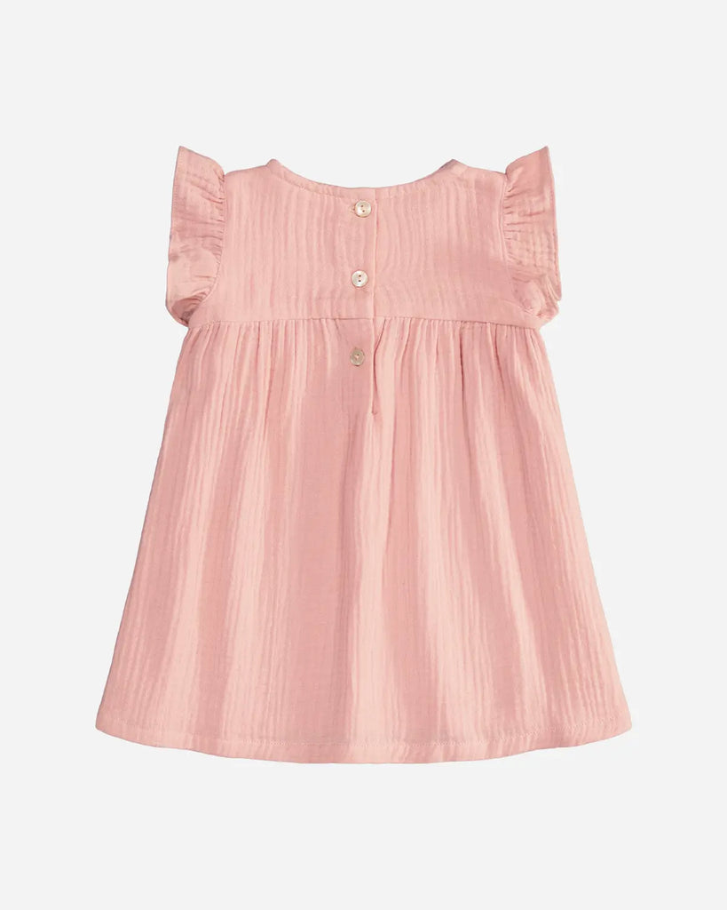 Vue de dos de la robe pour bébé fille en gaze de coton rose de la marque Bobine Paris.