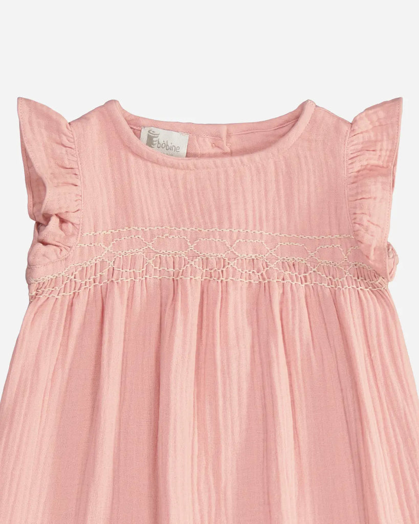 Zoom de la robe pour bébé fille en gaze de coton rose de la marque Bobine Paris.