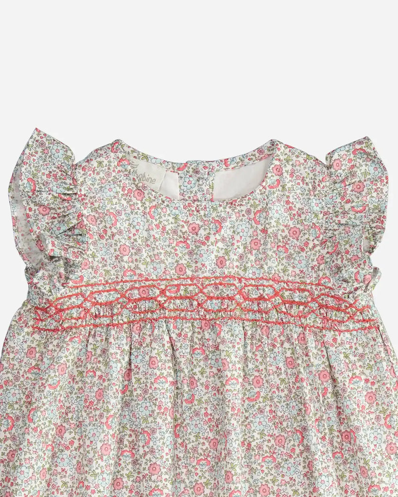 Zoom de la robe pour bébé fille à imprimé à fleurs printanières rose de la marque Bobine Paris.