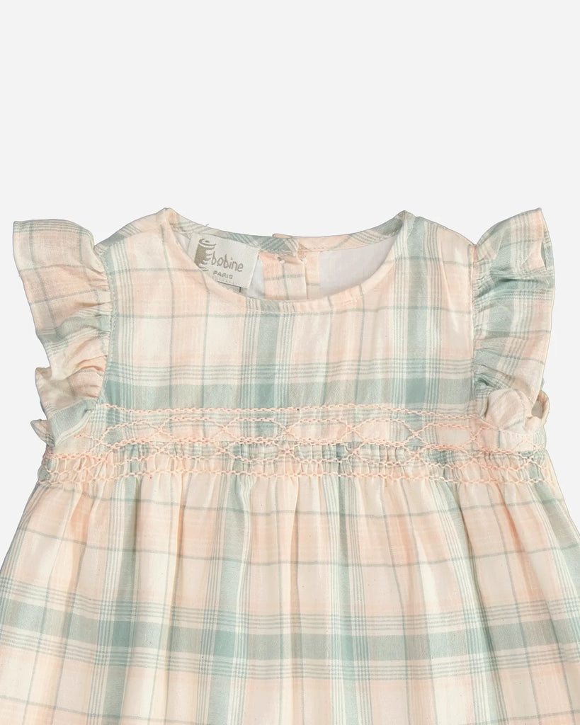 Zoom de la robe bébé fille saumon à carreaux de la marque Bobine Paris.
