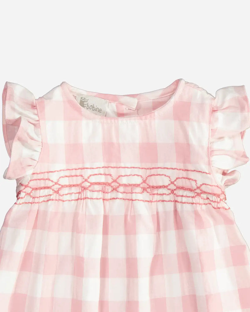 Zoom de la robe pour bébé fille à imrpimé vichy rose de la marque Bobine Paris.