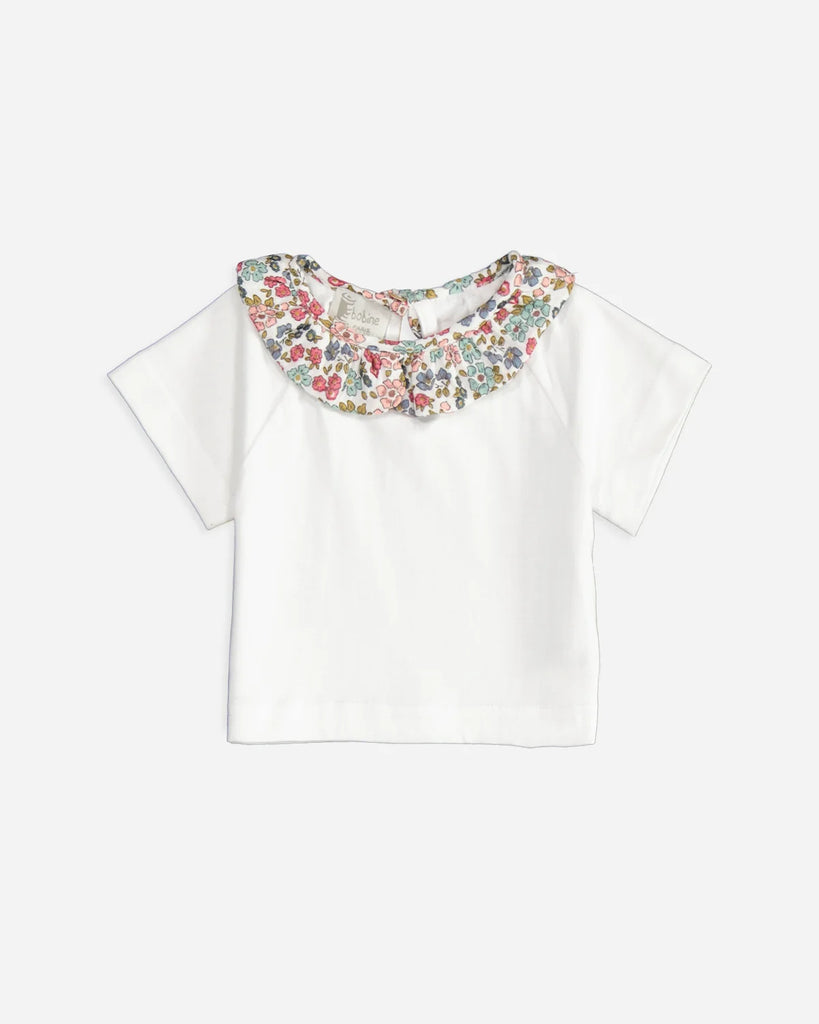 T-shirt pour bébé fille à manches courtes avec un col volanté à fleurs bleues et roses de la marque Bobine Paris.