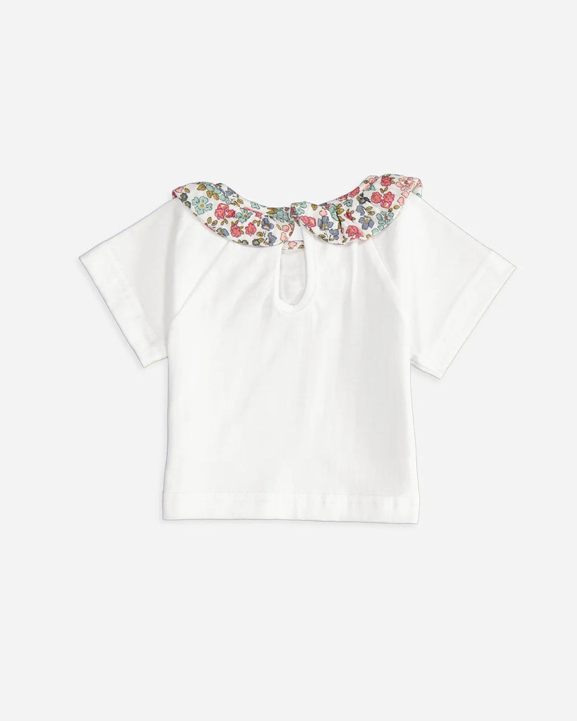Vue de dos du t-shirt pour bébé fille à manches courtes avec un col volanté à fleurs bleues et roses de la marque Bobine Paris.