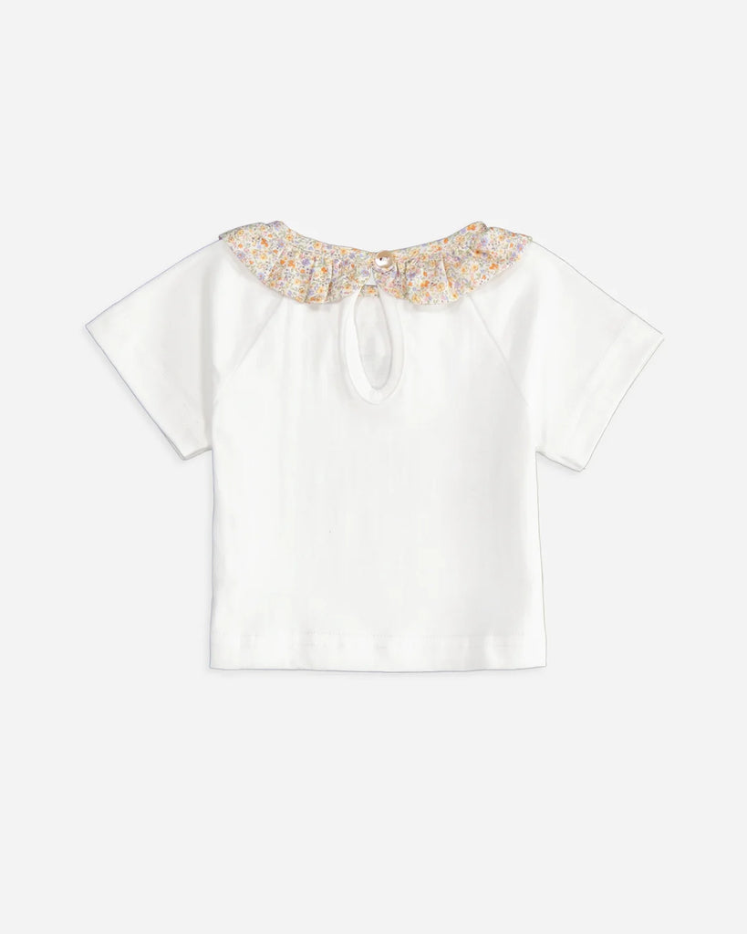Vue de dos du t-shirt pour bébé fille à manches courtes et à col volanté fleuri jaune de la marque Bobine Paris.