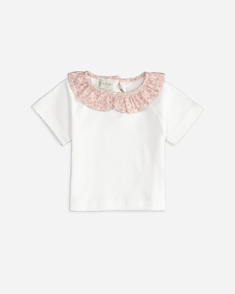 T-shirt pour bébé fille à manches courtes avec un col volanté à motif fleuri rose de la marque Bobine Paris.