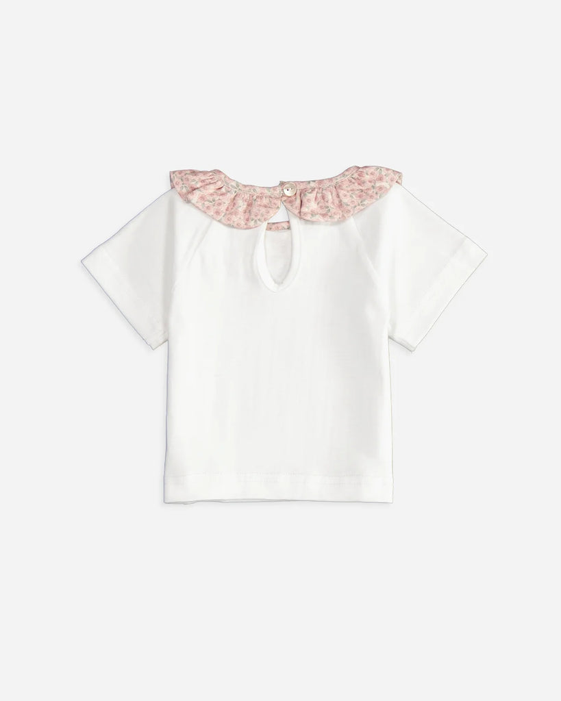 Vue de dos du t-shirt pour bébé fille à manches courtes avec un col volanté à motif fleuri rose de la marque Bobine Paris.