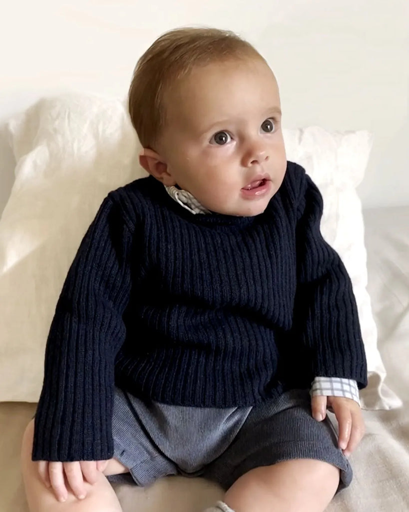 Petit garçon portant le pull bébé à col rond bleu marine en laine et cachemire de la marque Bobine Paris.