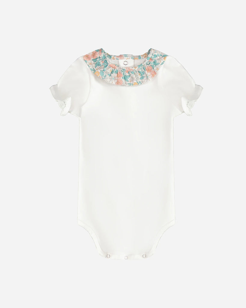 Body pour bébé fille banc à col volanté à fleurs vert amande et corail de la marque Bobine Paris.