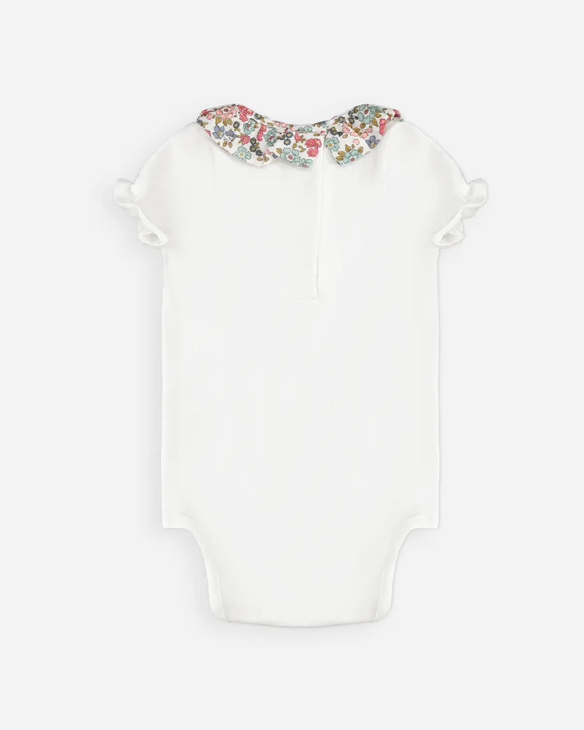 Vue de dos du body pour bébé fille blanc avec un col volanté à fleurs bleues et roses de la marque Bobine paris