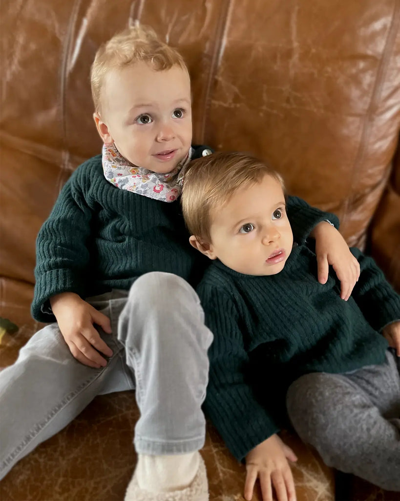 Look avec le pull bébé garçon côtelé en laine et cachemire vert sapin de la marque Bobine Paris.