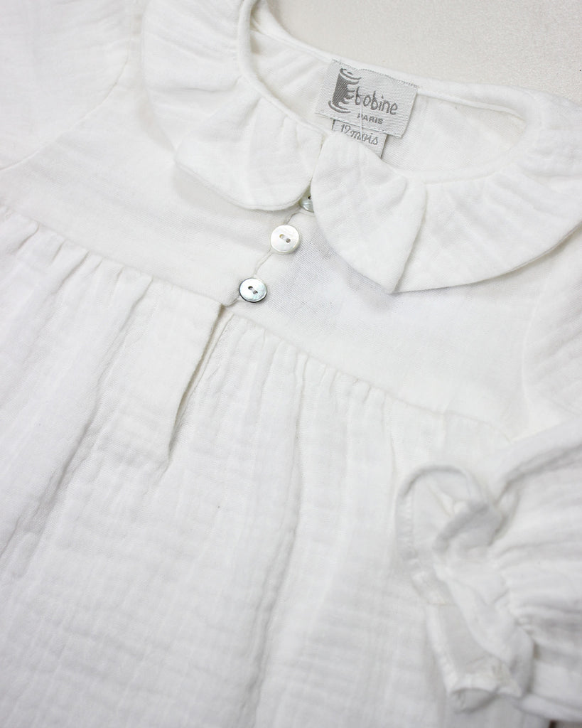 Zoom du col de la chemise bébé fille en gaze de coton écru de a marque Bobine Paris.