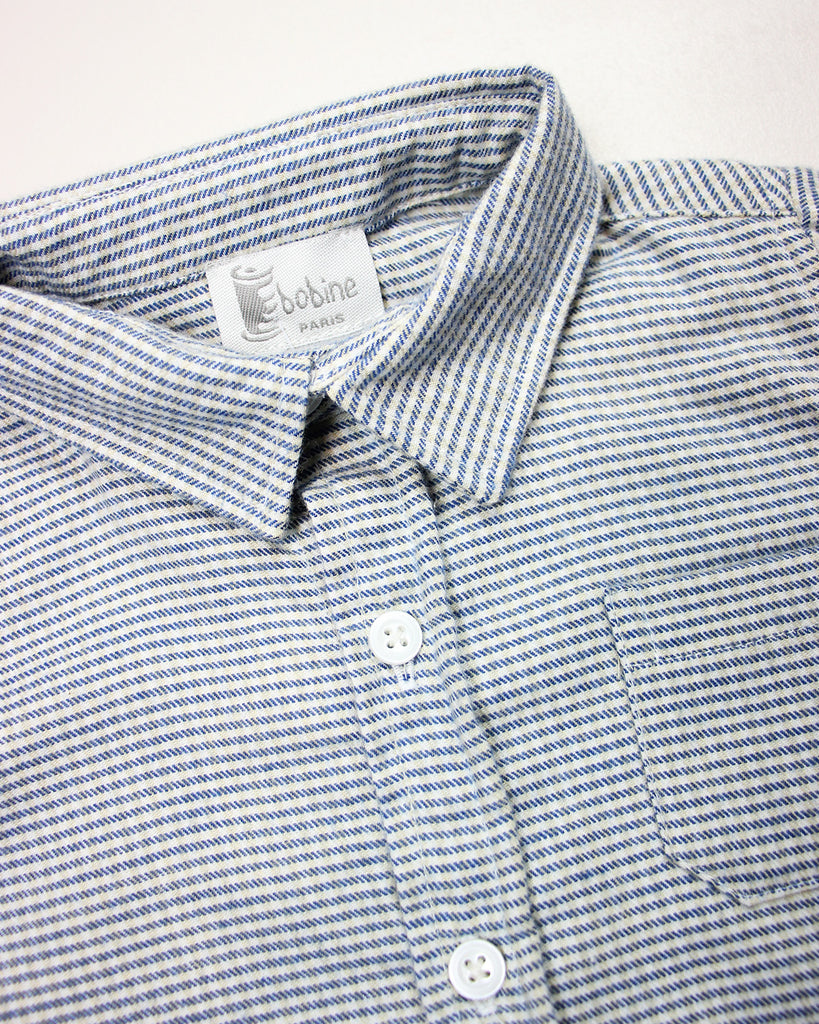 Zoom du col de la chemise bébé à petits carreaux bleu et gris de la marque Bobine Paris