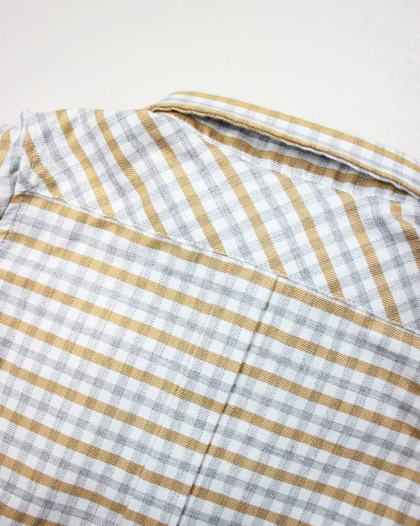 Zoom du dos de la chemise bébé à carreaux beige et gris en coton de la marque Bobine Paris