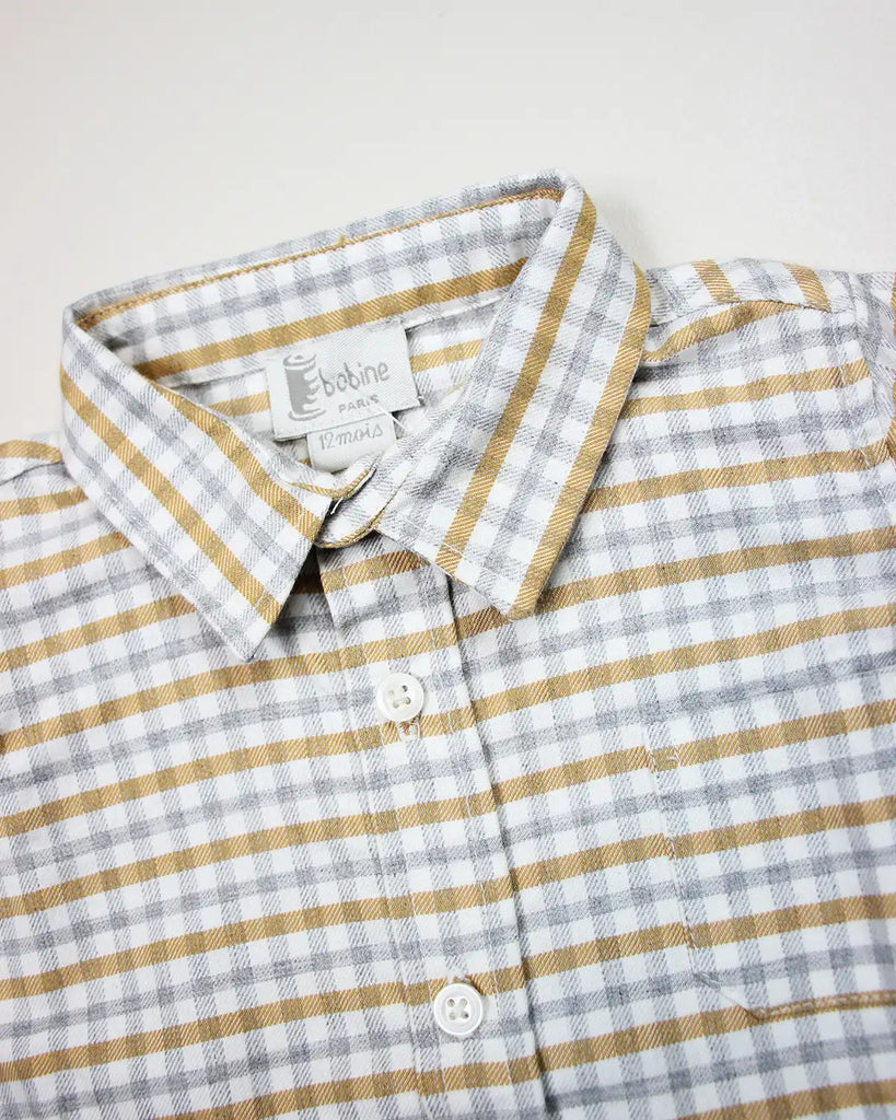 Zoom du col de la chemise bébé à carreaux beige et gris en coton de la marque Bobine Paris