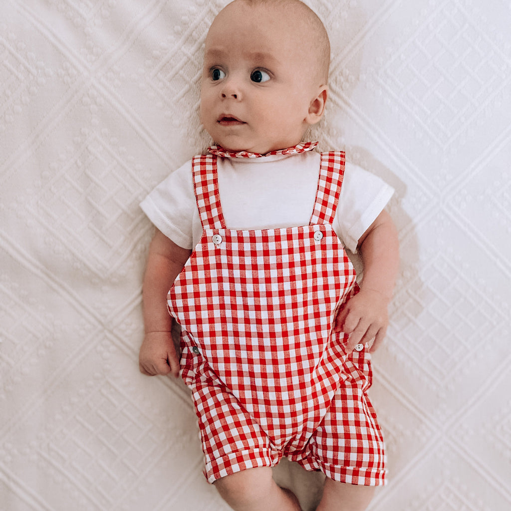 Vue portée de la salopette bébé Alfred vichy rouge de la marque Bobine Paris.
