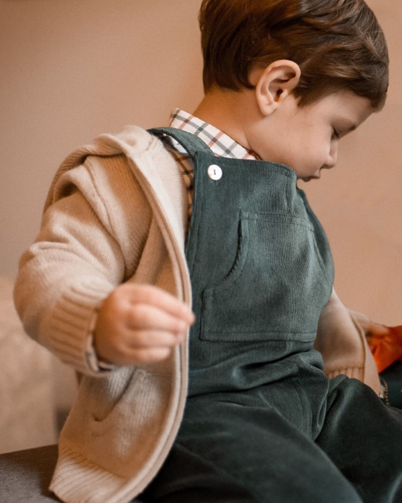 image d'un petit garçon portant le gilet à capuche zippé beige layette Bobine Paris