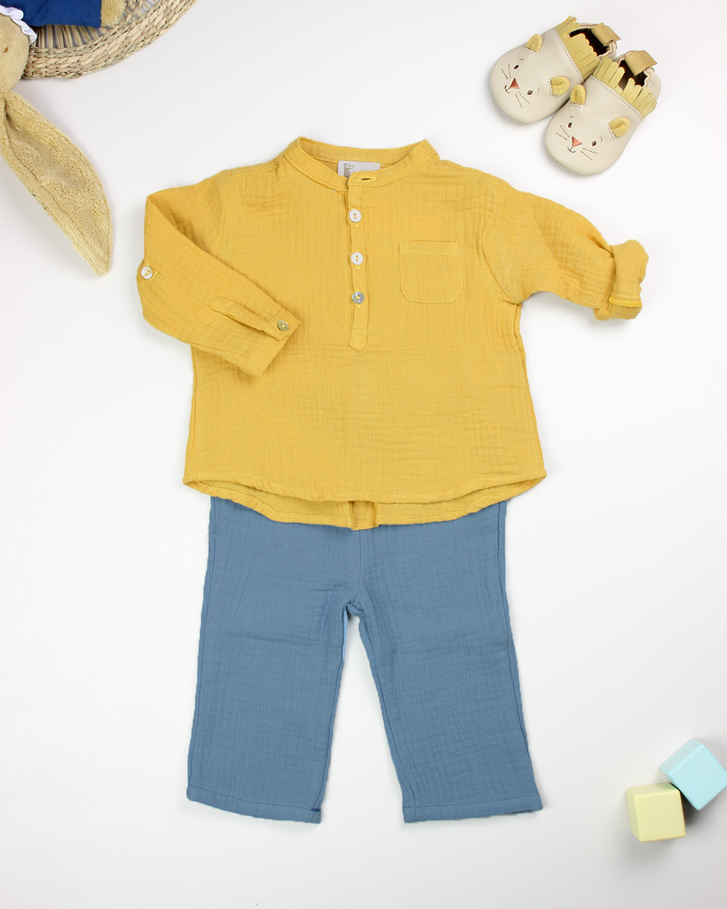 Look composé du pantalon en gaze de coton jean clair pour bébé et d'une chemise en gaze de coton couleur curry de la marque Bobine Paris.