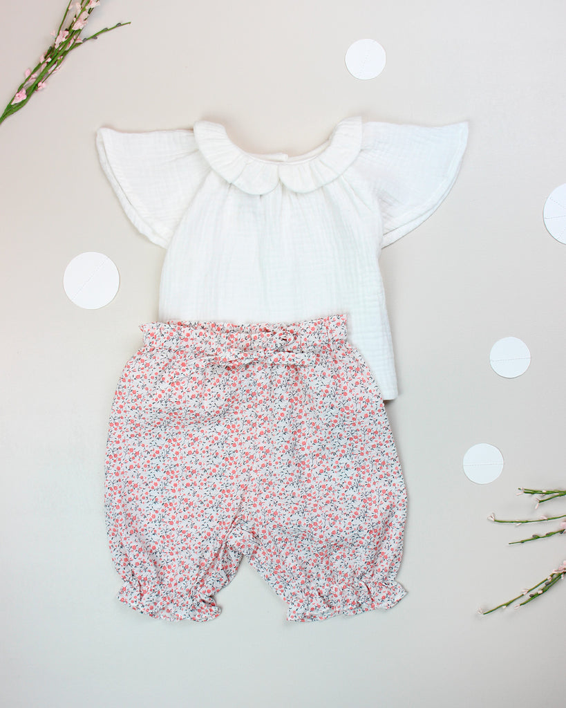 Look comportant le panty volanté pour bébé fille à motifs fleurs de cerisier et une blouse en gaze de coton blanc de la marque Bobine Paris.