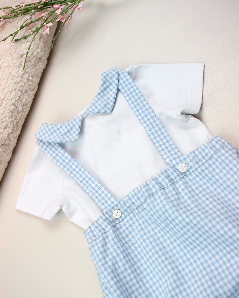 Léger zoom du bloomer pour bébé à bretelles à imprimé vichy bleu ciel associé à un t-shirt à col assorti de la marque Bobine Paris.