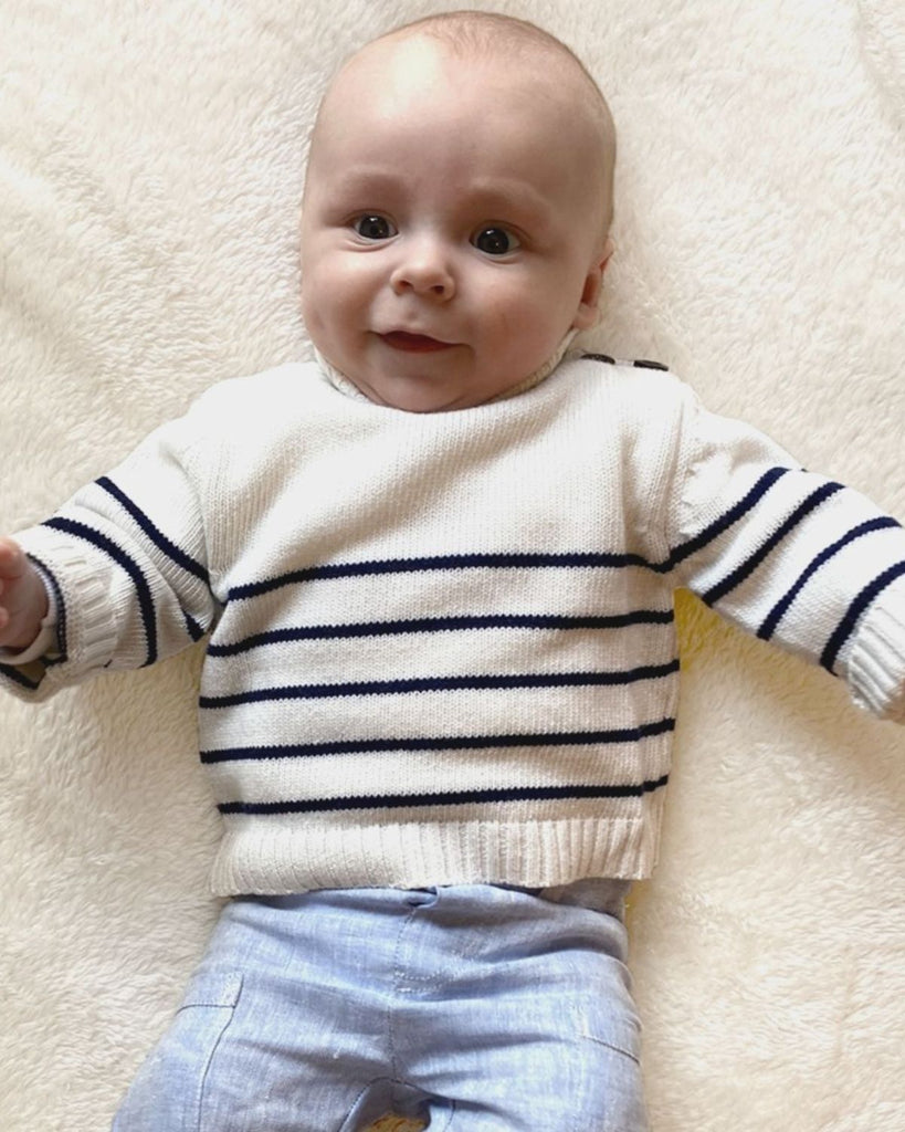 image d'un bébé garçon portant le pull écru à rayures marines en laine et cachemire Bobine Paris