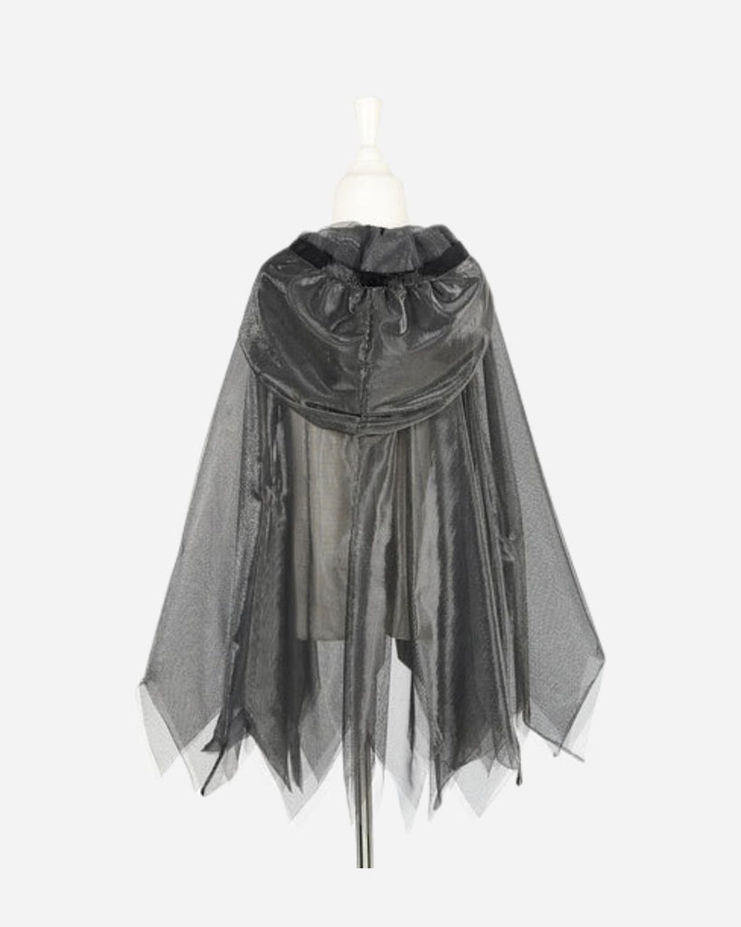 Dos d'une cape en tulle noire, ornée d'empiècements chauve-souris et d'une capuche