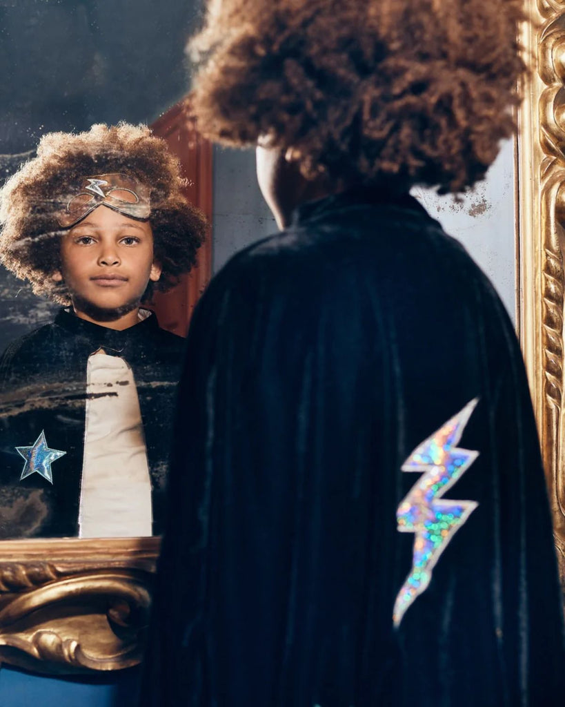 Petit garçon portant une cape noire avec un éclair argenté holographique au dos